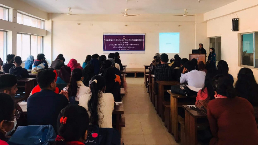শিক্ষার্থীদের গবেষণা প্রবন্ধ উপস্থাপন 