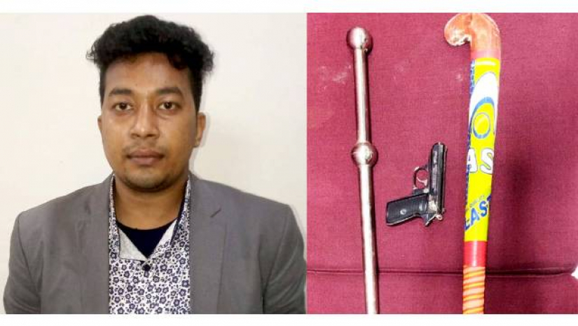আটক আমিন খান ও উদ্ধার করা খেলনার অস্ত্র, হকি স্টিক ও রড