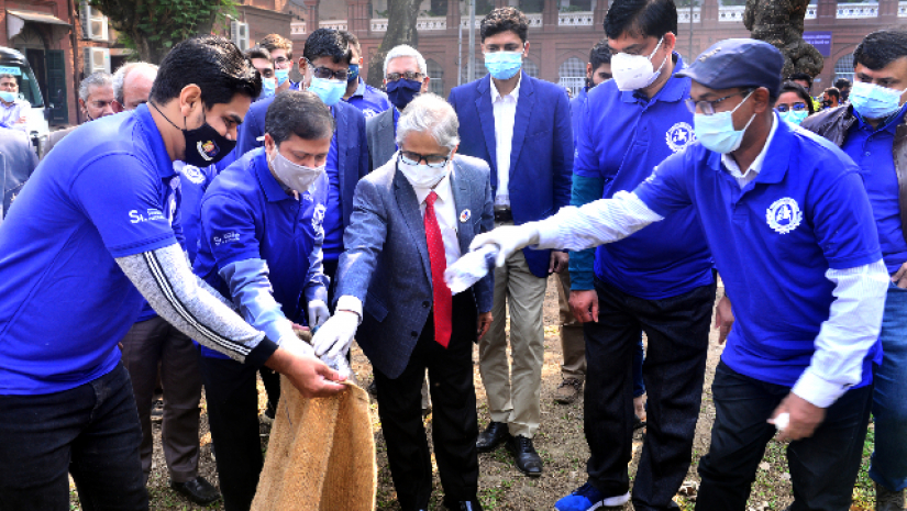 উপাচার্য অধ্যাপক ড. মো. আখতারুজ্জামান প্লাস্টিক মুক্ত সপ্তাহের উদ্বোধন করেন।