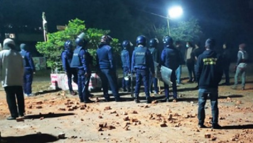 সংঘর্ষের পর ঘটনাস্থলে পুলিশ