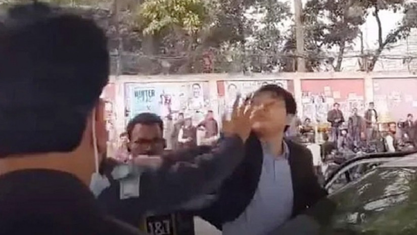  ট্রাফিক পুলিশের এক সদস্যকে লক্ষ্য করে টাকা ছুড়ে মারছেন এক বিদেশি