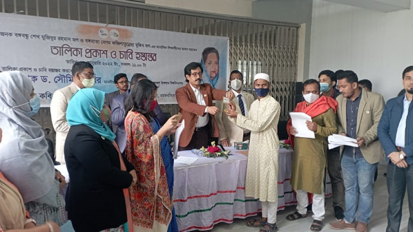 চাবি হস্তান্তর করছেন উপাচার্য