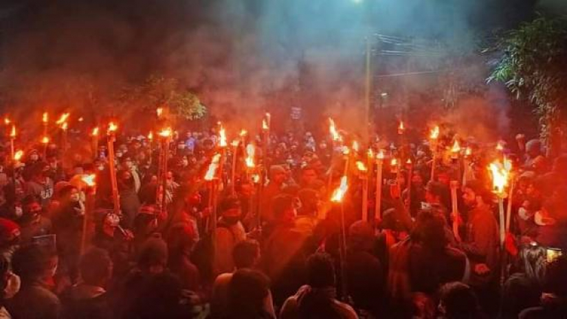 ভিসির পদত্যাগ দাবিতে শিক্ষার্থীদের মশাল মিছিল