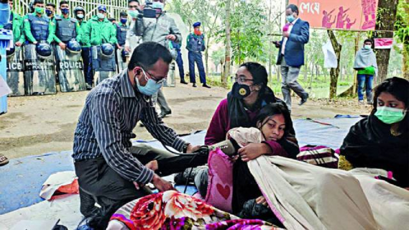 ভিসির পদত্যাগ দাবিতে অনশনে শিক্ষার্থীরা