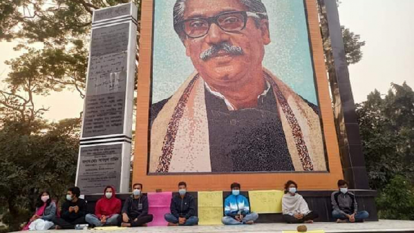 হল খোলাসহ শিক্ষাকার্যক্রম চালু রাখার দাবিতে শিক্ষার্থীদের অবস্থান
