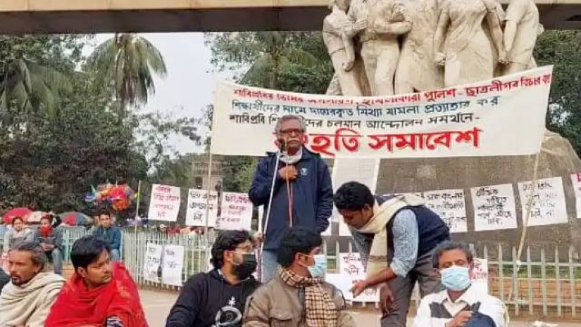 রাজু ভাস্কর্যের পাদদেশে আয়োজিত সংহতি সমাবেশে বক্তব্য রাখছেন আনু মুহাম্মদ
