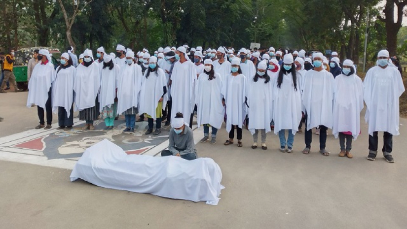কাফনের কাপড় পরে শিক্ষার্থীরা
