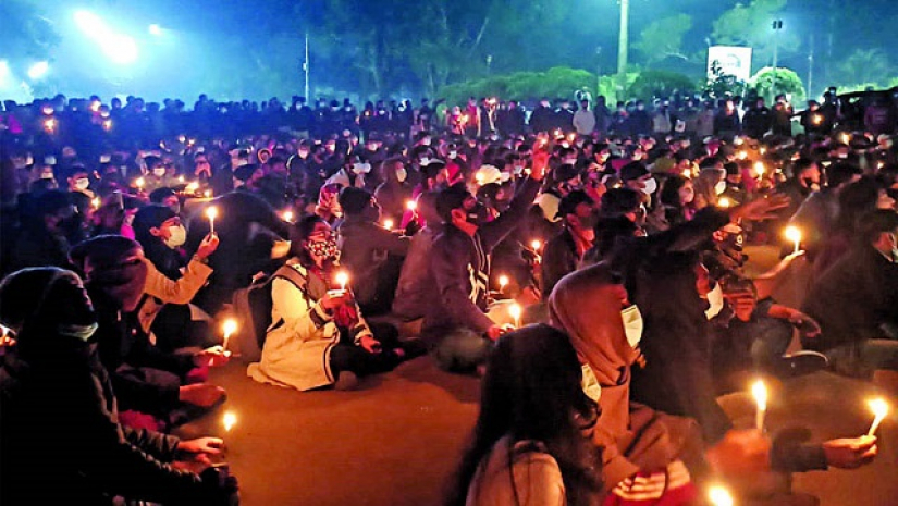 মোমবাতি হাতে শিক্ষার্থীরা