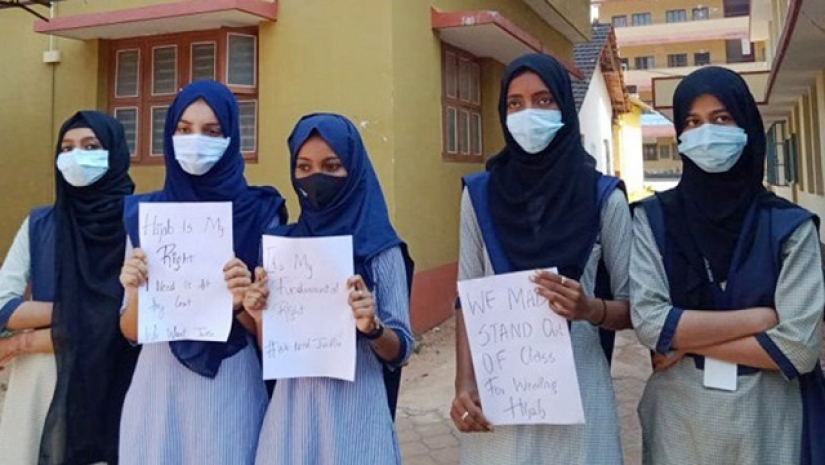 প্রতিবাদ জানানো শিক্ষার্থীরা