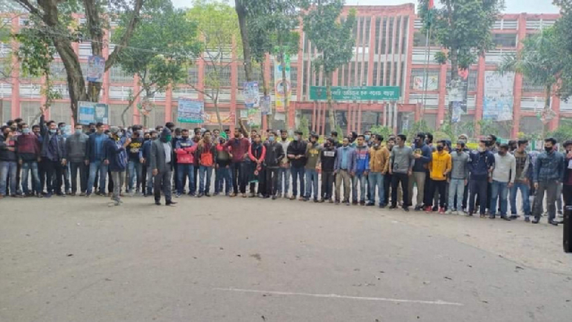 মানববন্ধন শুরু হলে অধ্যক্ষ ব্যানার কেড়ে নেন।