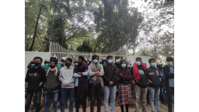 উপাচার্যের বাসভবনের সামনে মানব দেয়াল তৈরি
