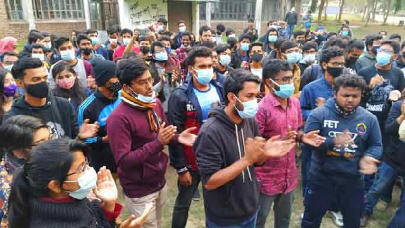 আন্দোলনরত শিক্ষার্থী