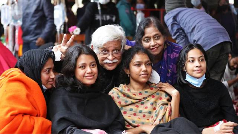 অধ্যাপক জাফর ইকবাল শিক্ষার্থীদের পানি পান করিয়ে অনশন ভাঙান
