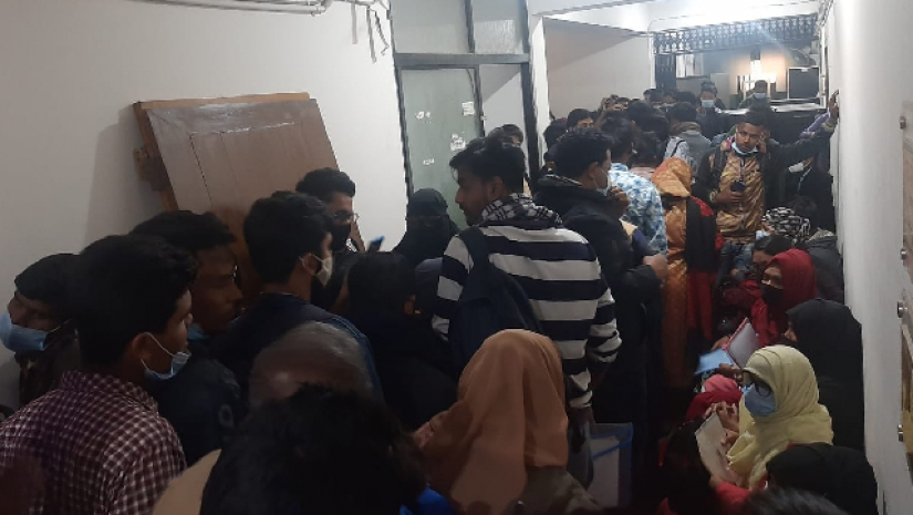 ভর্তিচ্ছু শিক্ষার্থীরা