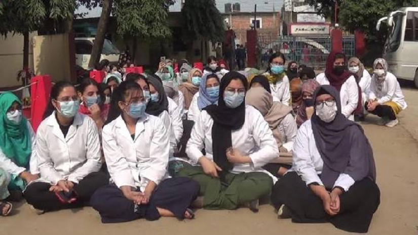 বিবদেশি শিক্ষার্থীদের বিক্ষোভ