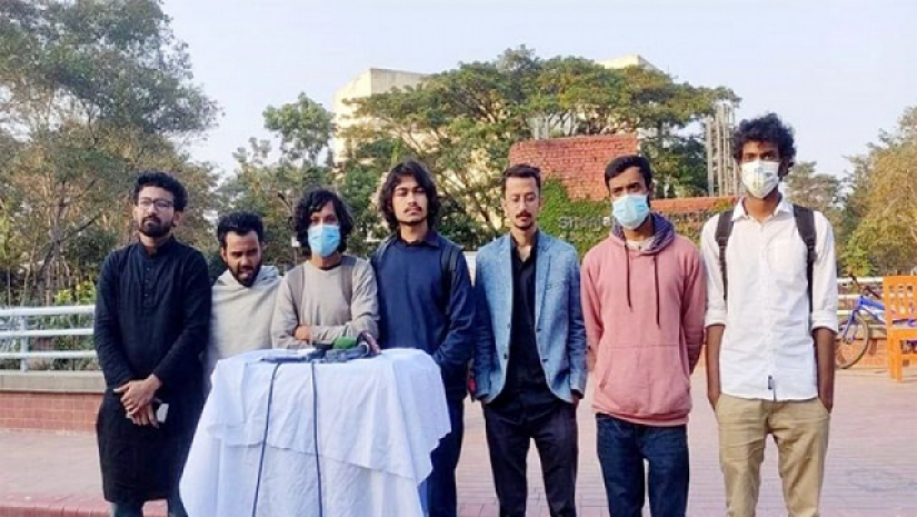 সংবাদ সম্মেলনে শিক্ষার্থীরা