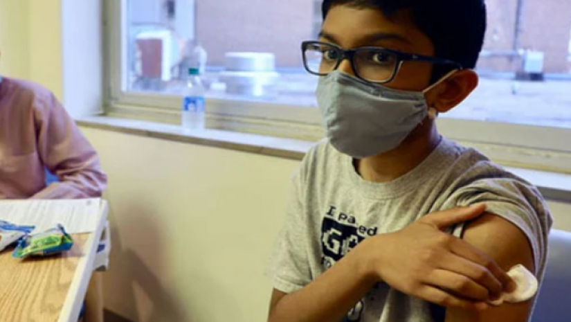 সিলেটে টিকা নিচ্ছেন এক স্কুল শিক্ষার্থী।