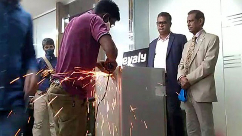 নির্বাহী ম্যাজিস্ট্রেটকে নিয়ে লকার ভাঙা হচ্ছে