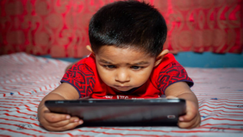 শিশুদের আধুনিক ডিভাইস ব্যবহারের প্রতিকী ছবি।