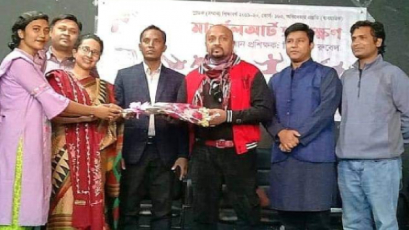 সমাপনী অনুষ্ঠানে সম্মাননা স্মারক হাতে চিত্রনায়ক রুবেল।