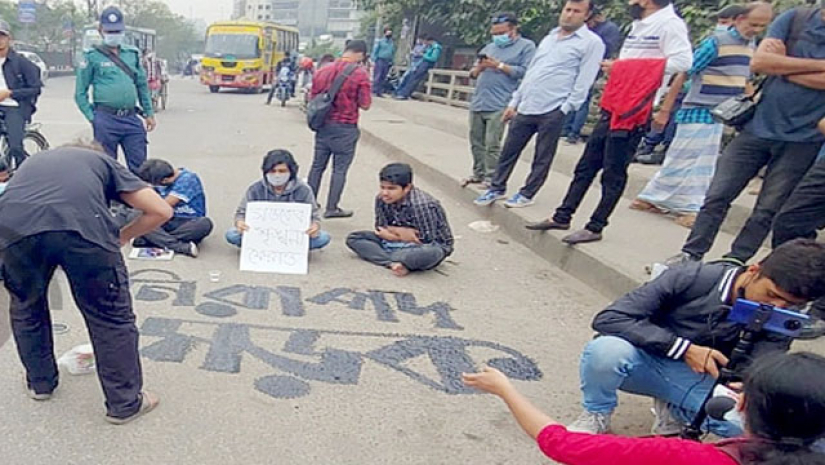 সড়কে শিক্ষার্থীদের কর্মসূচী