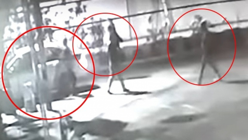 বড় বৃত্তটিতে একটি গাড়ি মাঝেরটিতে গাড়ি থেকে নেমে আসা ডাকাত আর ডানেরটিতে একজন পথচারীকে দেখা যাচ্ছে।