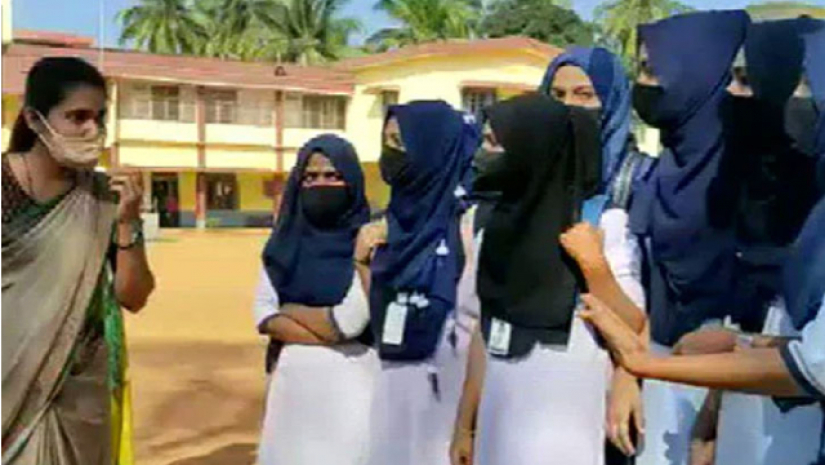 ছাত্রীদের আন্দোলনের পাশে ছাত্ররা