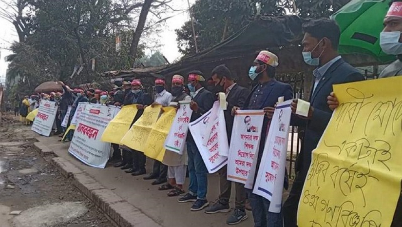 প্রেসক্লাবের সামনে অবস্থানরত ১৬তম নিবন্ধনধারীরা