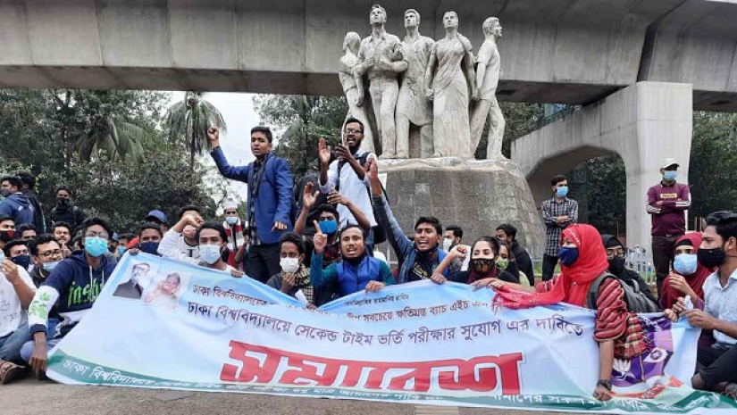অবস্থান কর্মসূচি পালন করছেন ২০২০ সালের এইচএসসি উত্তীর্ণরা