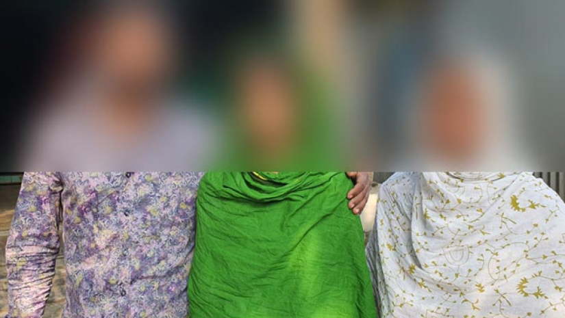 মা-বাবার সাথে শিক্ষার্থী