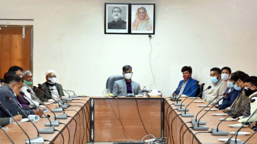 অর্থ ও হিসাব বিভাগের কর্মকর্তাদের সাথে বৈঠকে খুবি উপাচার্য।