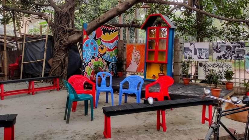 সোহরাওয়ার্দী উদ্যানের উন্মুক্ত লাইব্রেরি