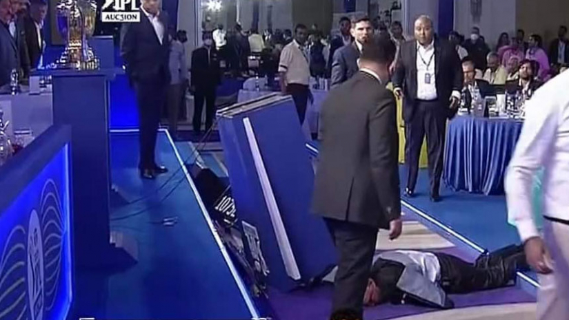 মাটিতে পড়ে যান হিউ