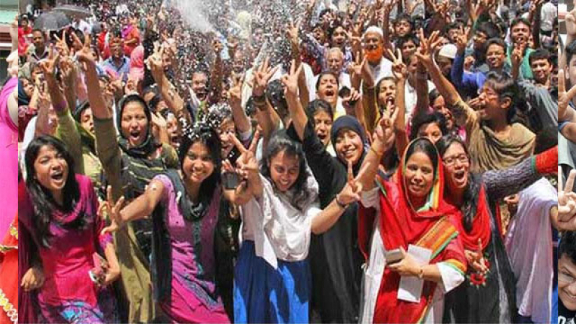 পাসকৃত শিক্ষার্থীদের একাংশ