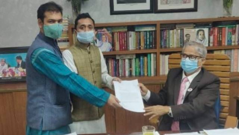 উপাচার্যের হাতে স্মারকলিপি তুলে দিচ্ছেন পরিষদের নেতারা