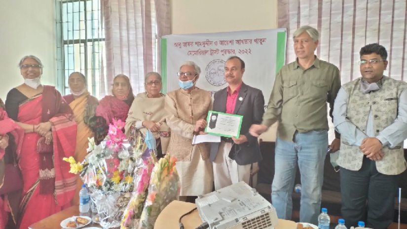 ‘শামসুদ্দিন-আয়েশা’ মেমোরিয়াল ট্রাস্ট পুরস্কার পেলেন অধ্যাপক শাহেদুর রশিদ