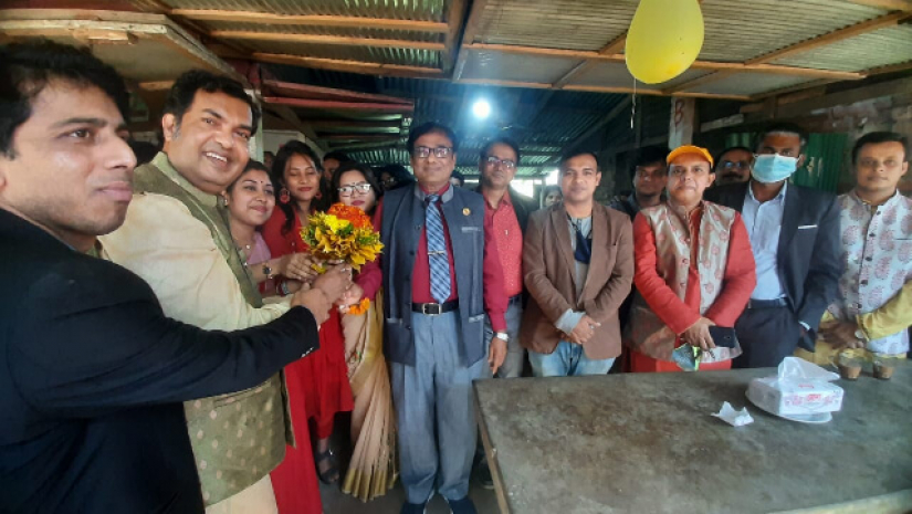 অনুষ্ঠানে অবস্থিত অতিথিরা