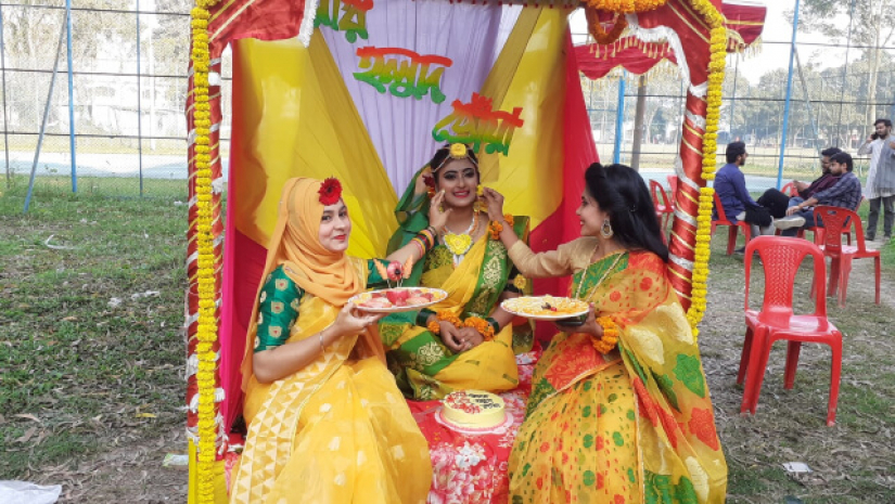 গায়ে হলুদ অনুষ্ঠানে রিয়া ও তার বান্ধবীরা