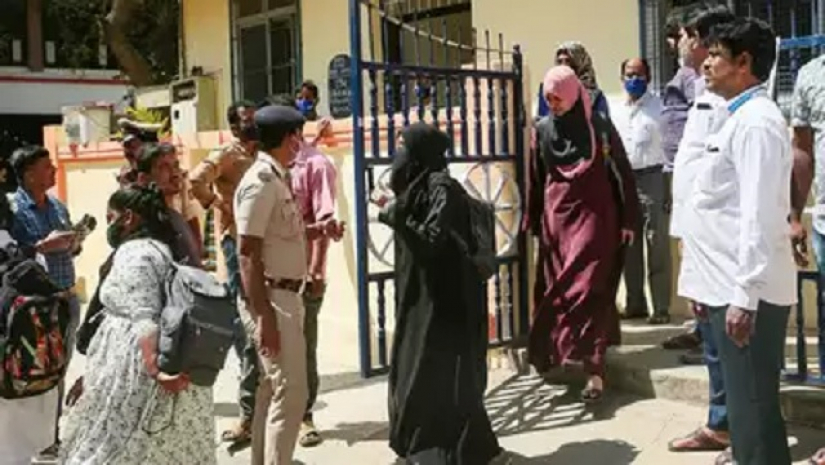 কর্ণাটকে হিজাবসহ স্কুলে প্রবেশে নিষেধাজ্ঞা