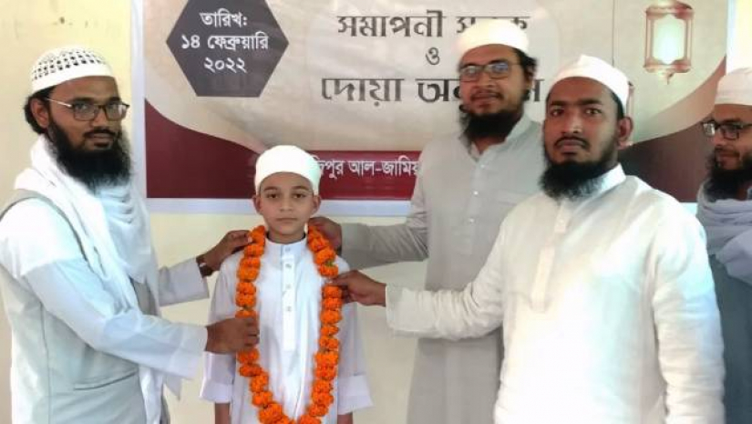 হাফেজ জাকারিয়াকে সংবর্ধনা দিচ্ছেন তার শিক্ষকরা