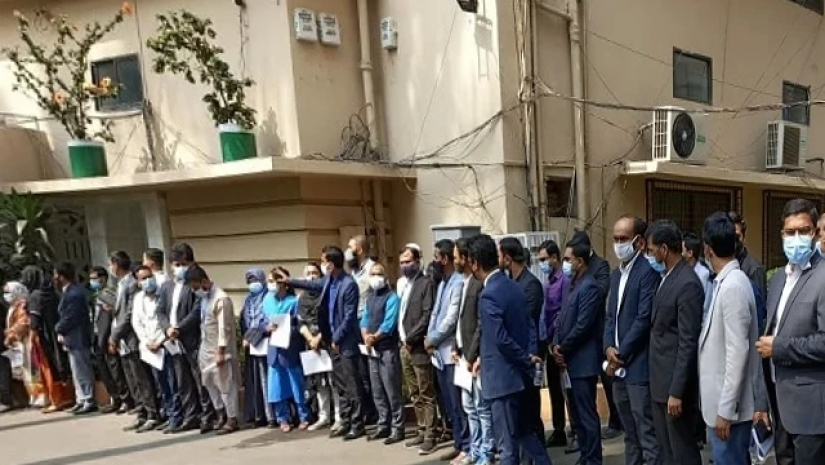 মানববন্ধনে দুদক কর্মকর্তারা।