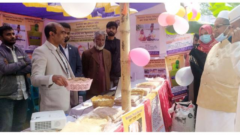 ‘প্রাণিসম্পদ প্রদর্শনী-২০২২’ মেলায় গোখাদ্য তৈরির কৌশল প্রদর্শন করেন অধ্যাপক ড. এ কে এম আহসান কবীর