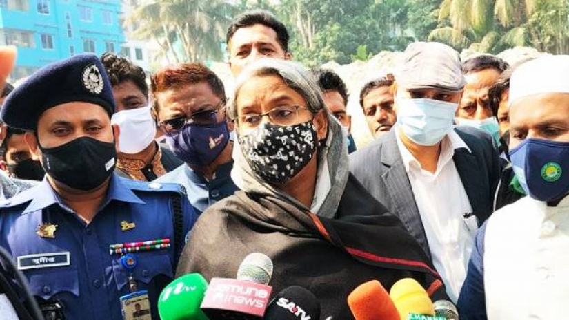 সাংবাদিকদের সঙ্গে কথা বলছেন শিক্ষামন্ত্রী ডা. দীপু মনি