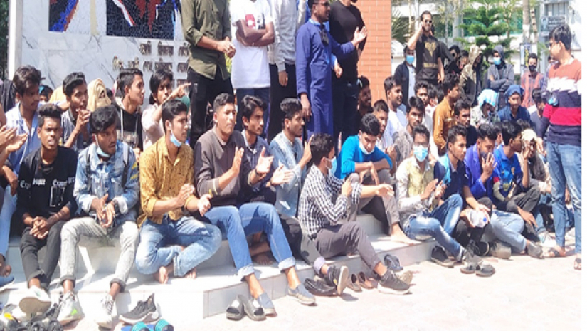 শিক্ষার্থীদের আন্দোলনের দুই ঘণ্টার মাথায় দাবি মেনে নিল কর্তৃপক্ষ