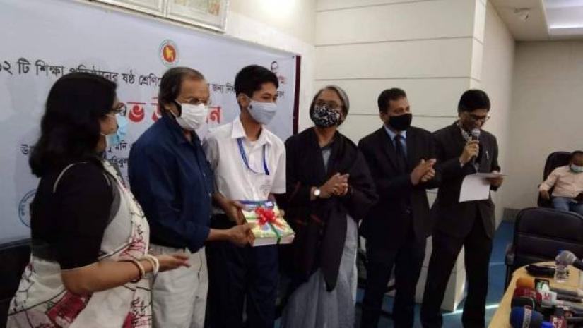 নতুন কারিকুলাম অনুযায়ী মুদ্রিত বইয়ের মোড়ক উন্মোচন অনুষ্ঠান