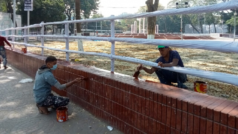 কেন্দ্রীয় শহীদ মিনার সাজানোর কাজ চলছে