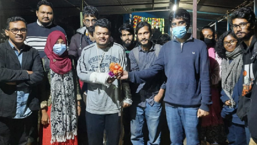 শাবিপ্রবিতে ফেরার পর সহপাঠী আন্দোলনকারী শিক্ষার্থীদের সঙ্গে সজল কুন্ডু