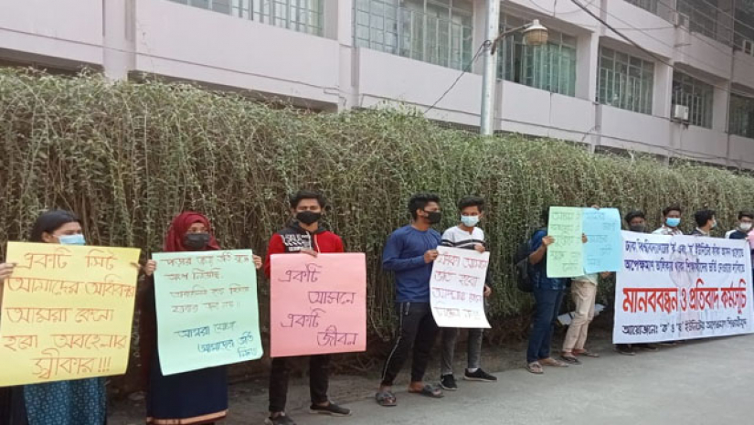 ‘একটি সিট আমাদের অধিকার, আমরা কেন অবহেলার শিকার’