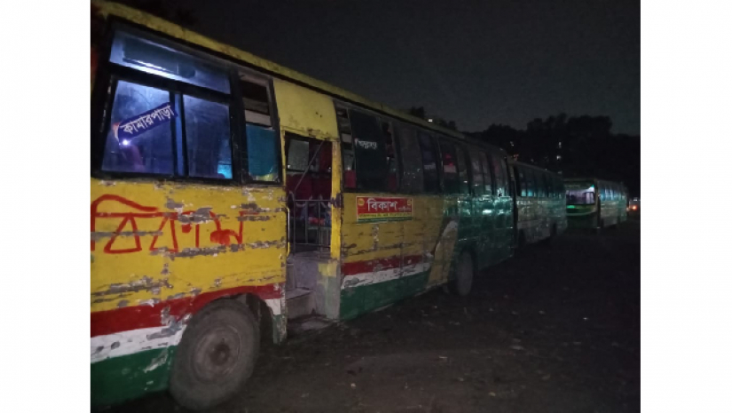 আটক করা বাসগুলো 