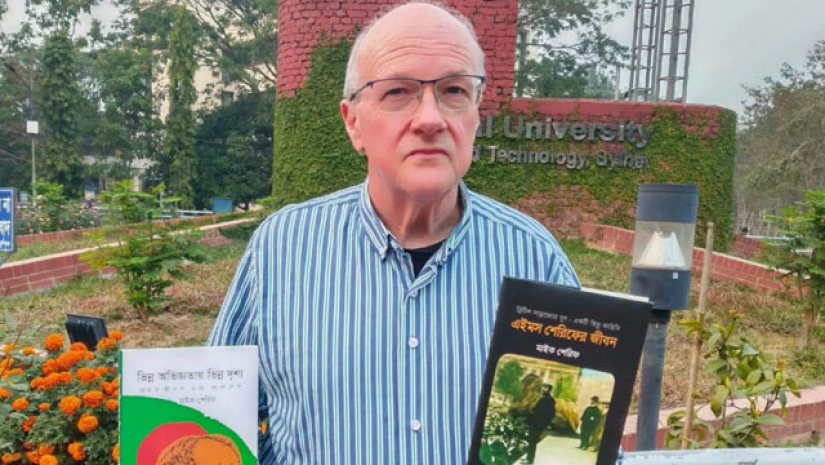 বই হাতে লেখক